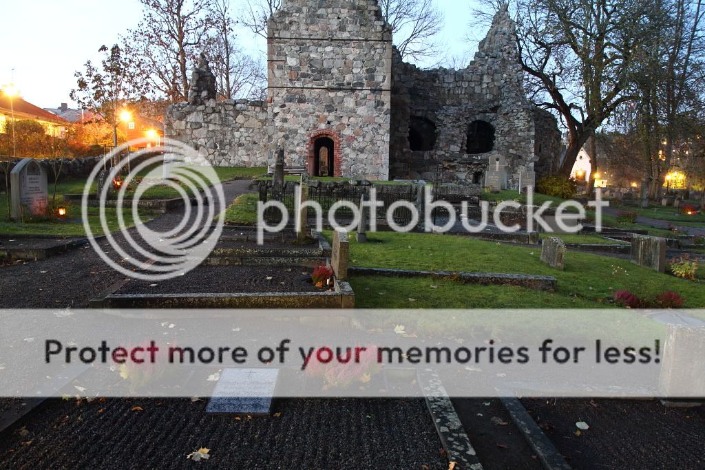 IMAGE: http://i1005.photobucket.com/albums/af173/Darkwand/Leftovers/Outdoors4.jpg