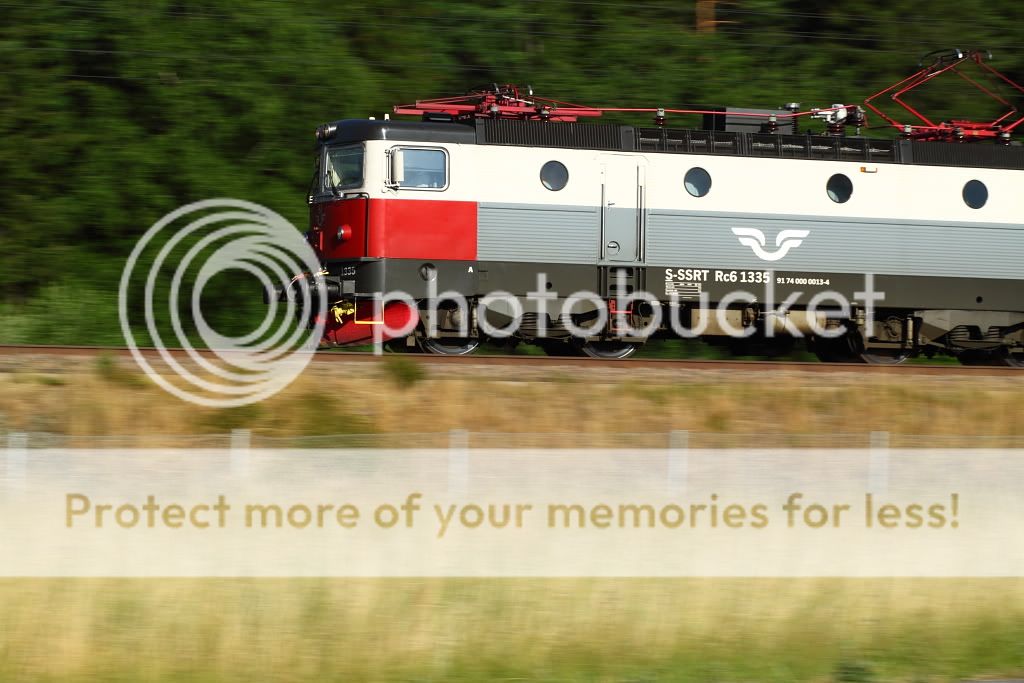 IMAGE: http://i1005.photobucket.com/albums/af173/Darkwand/Rail/SSRT1335.jpg